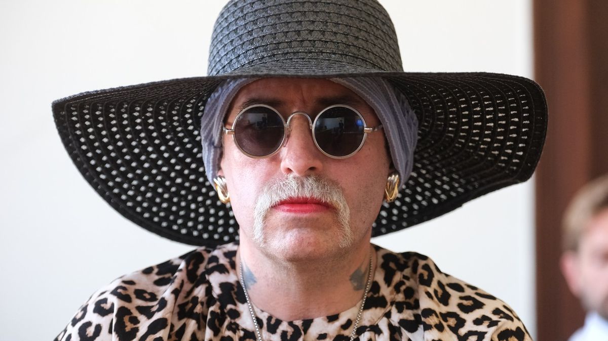 Česká policie zadržela uprchlého německého neonacistu, který se prohlásil za ženu